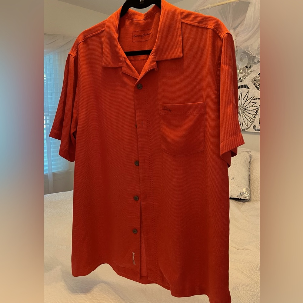 Tommy Bahama 100% silk short sleeved shirt in warm rusty red color.